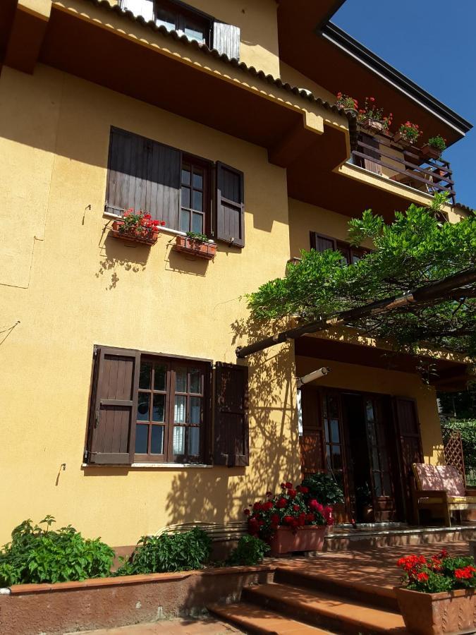 Mansarda Fiorita Acomodação com café da manhã Abatemarco Exterior foto
